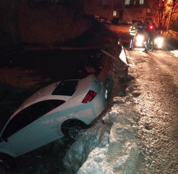 i Tekirdağ'da bir araç inşaat çukuruna uçtu