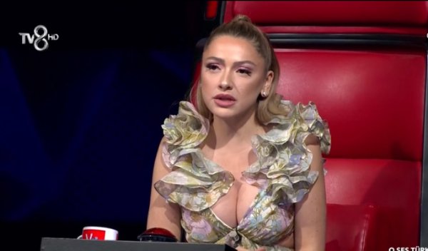 Hadise çiçekli elbisesiyle poz verdi