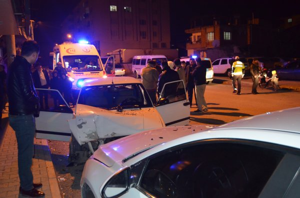 Osmaniye'de bir araç park halindeki araca çarptı