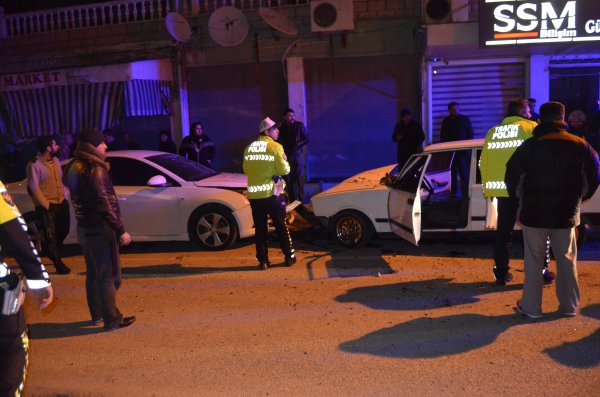 Osmaniye'de bir araç park halindeki araca çarptı