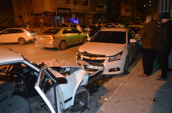 Osmaniye'de bir araç park halindeki araca çarptı