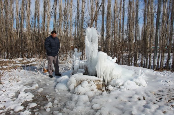 Erzurum'da dereler buz bağladı