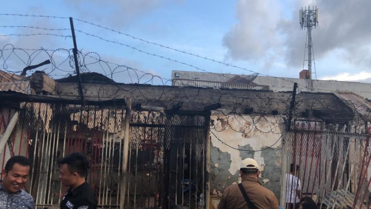 i Endonezya’da mahkumlar cezaevini ateşe verdi