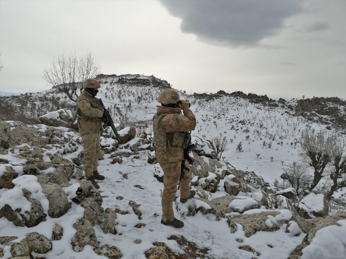 'Kapan-6 Zori''de 10 sığınak imha edildi