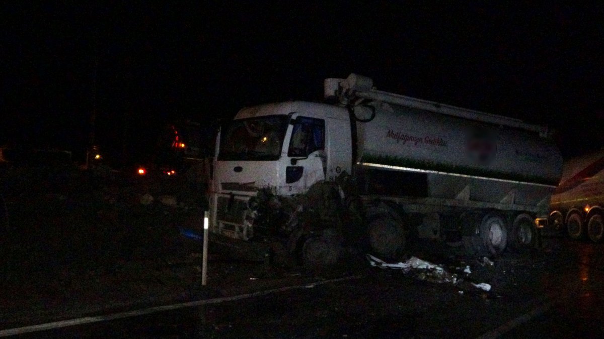 Uşak'ta çekici ile tanker çarpıştı: 1 ölü, 1 yaralı