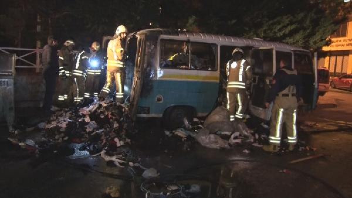 d Esenler'de peş peşe park halindeki iki minibüs yandı