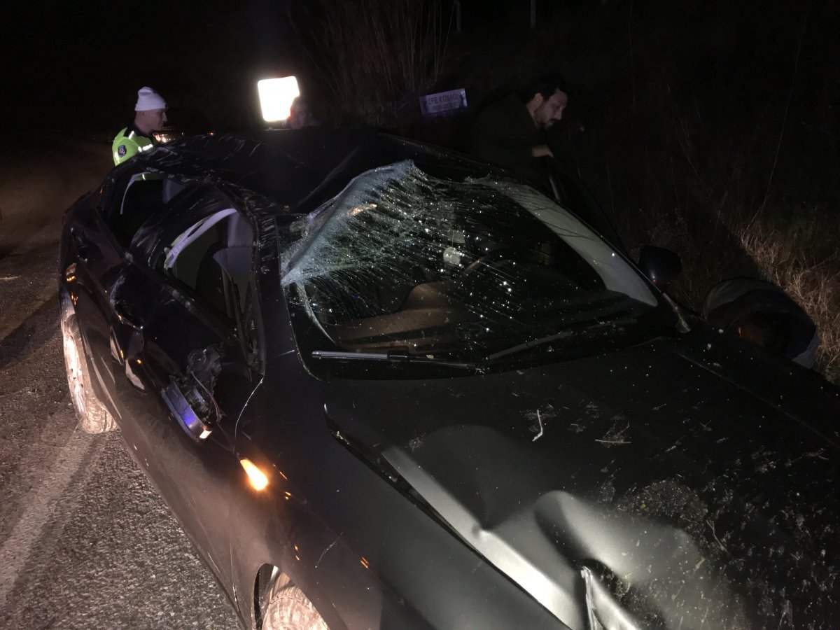 Aydın'da takla atan araç kayalara çarparak durdu