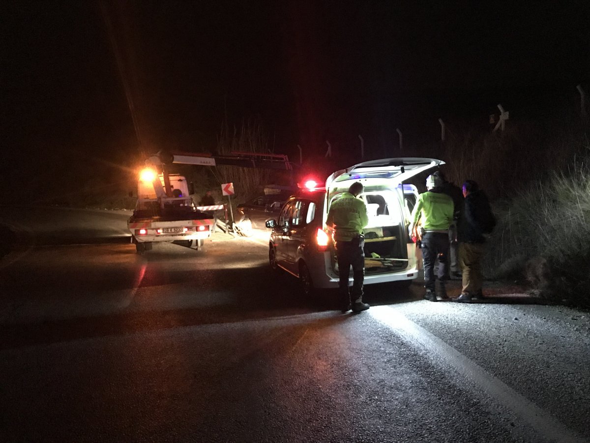Aydın'da takla atan araç kayalara çarparak durdu