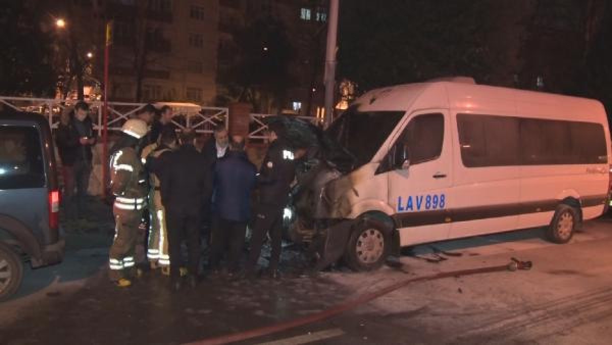 d Esenler'de peş peşe park halindeki iki minibüs yandı