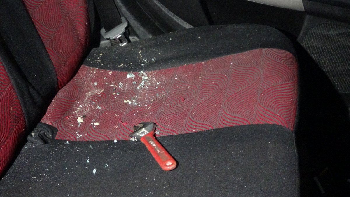 i Adana'da hırsızlar ev duvarına çarptı