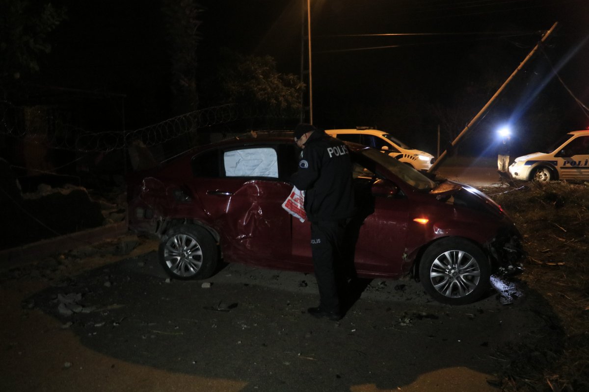 i Adana'da hırsızlar ev duvarına çarptı