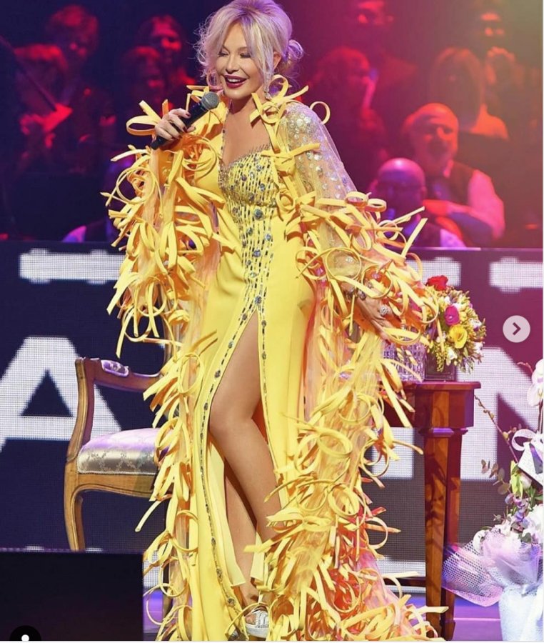 Emel Sayın'dan derin yırtmaçlı elbise