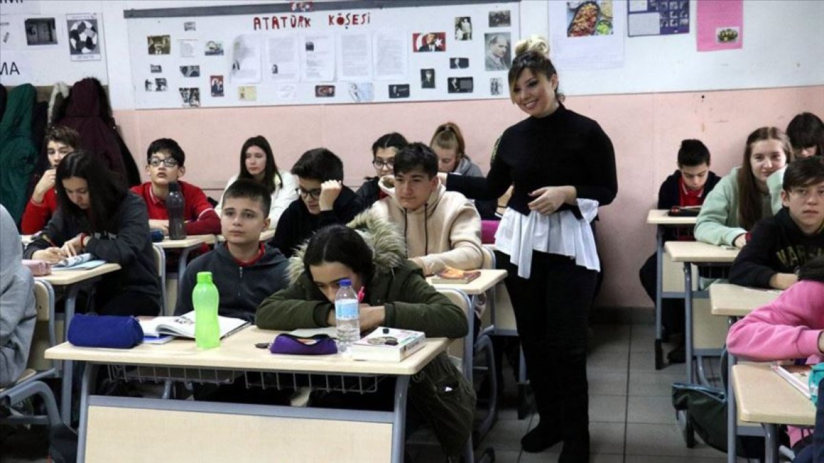 'Çalıkuşu'ndan etkilendi, engelini aşıp öğretmen oldu