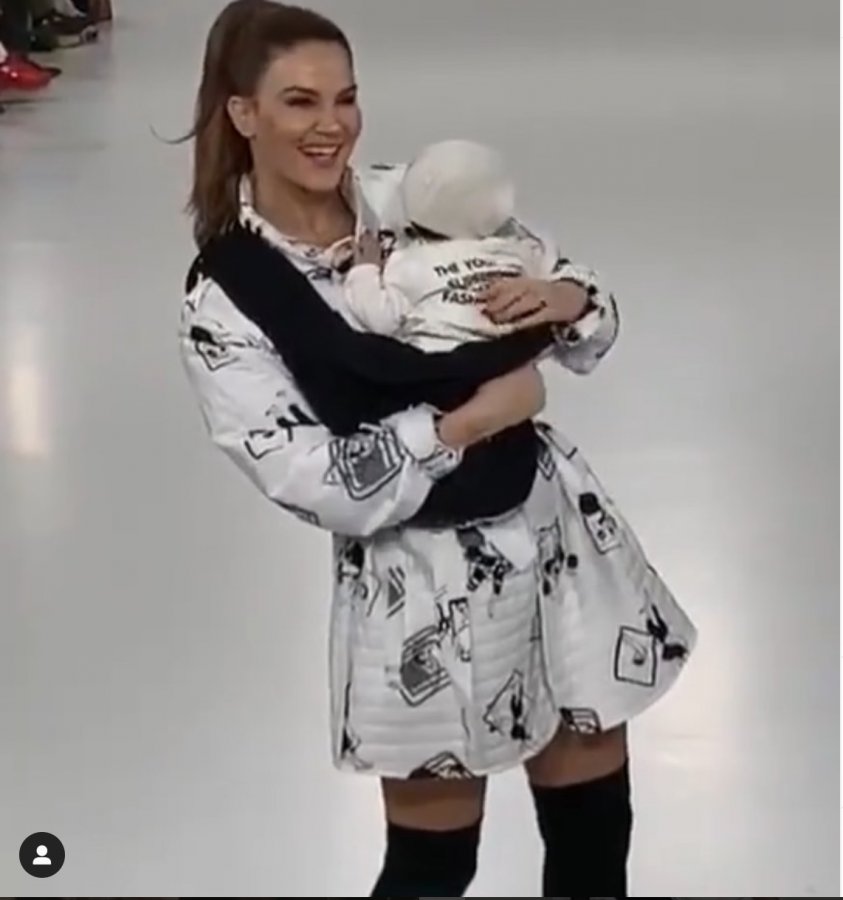 Tülin Şahin, bebeğiyle podyumda