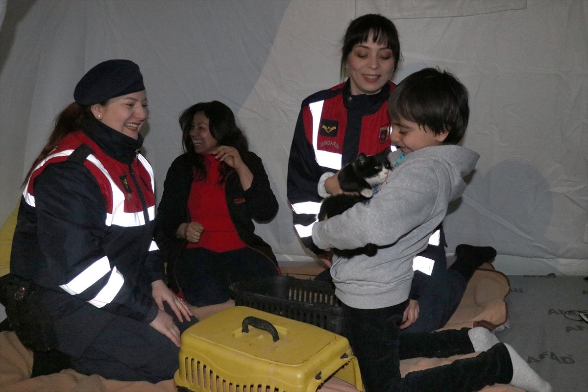 a Depremde kedisini kaybeden minik Muhammed'e sürpriz