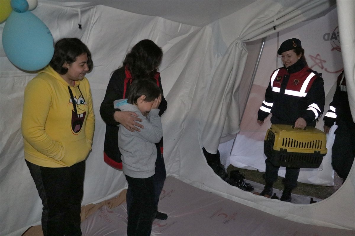 a Depremde kedisini kaybeden minik Muhammed'e sürpriz