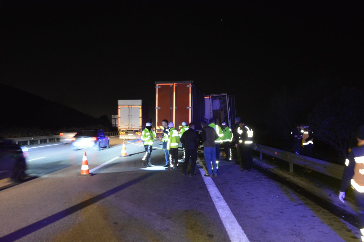 i Kamyonete yardım etmek isteyenlere tır çarptı