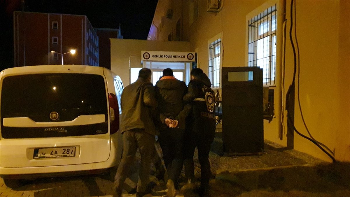 Komşusunu eve çağırıp silahla öldürdü