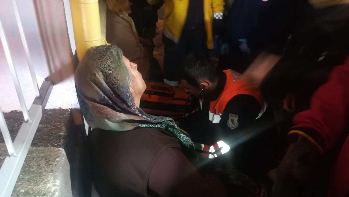 İzmir'deki yangında 10 kişi dumandan etkilendi