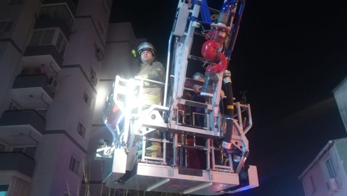 İzmir'deki yangında 10 kişi dumandan etkilendi