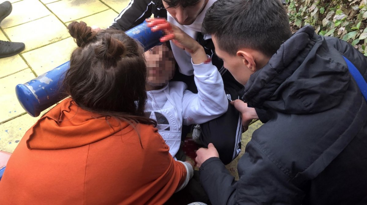 İstanbul'da öğrencilerin okul çıkışı kavgasında kan aktı