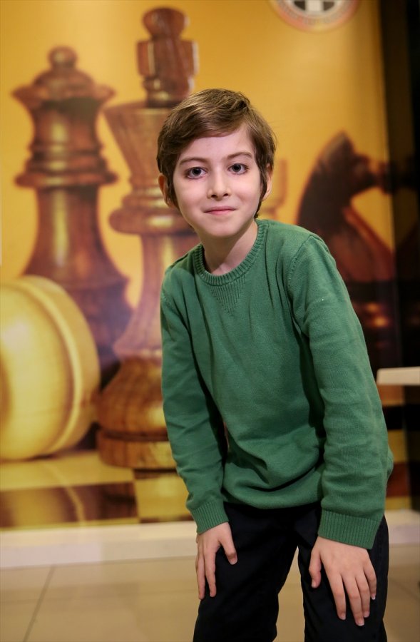 a Felsefe kitapları okuyan Atakan'ın hedefi büyük