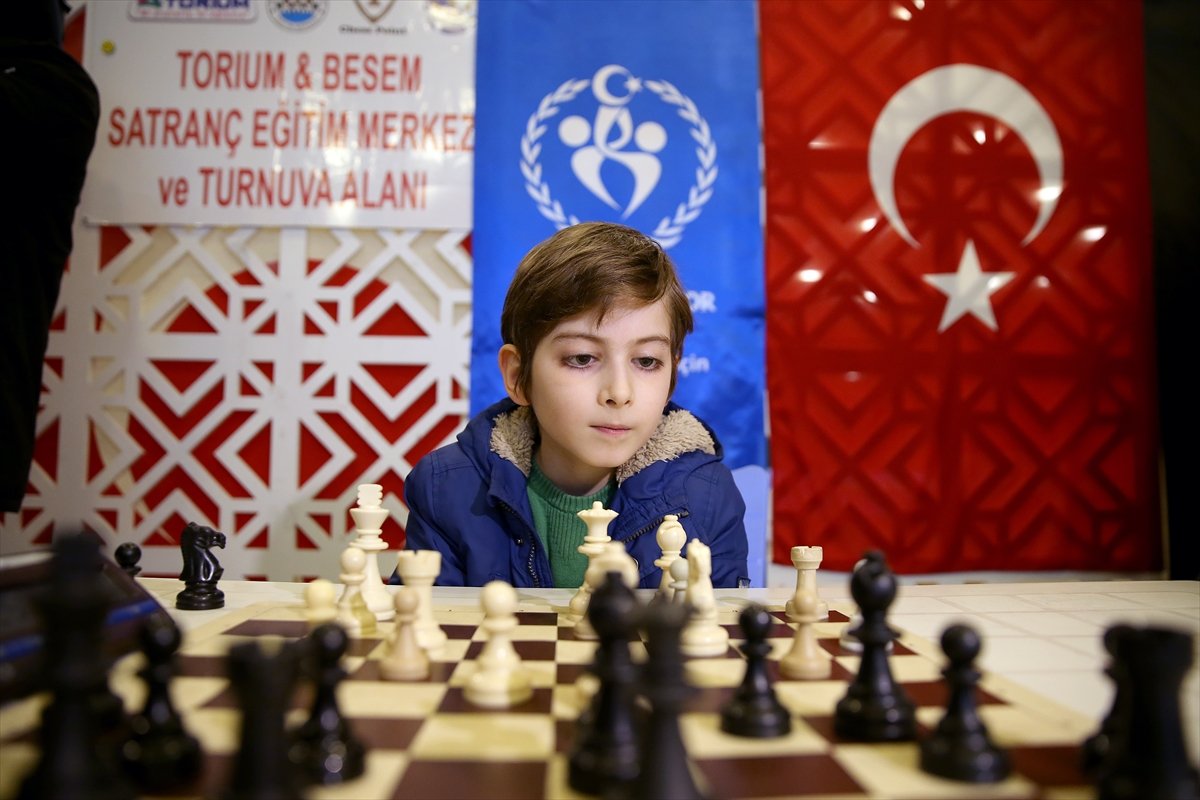 a Felsefe kitapları okuyan Atakan'ın hedefi büyük