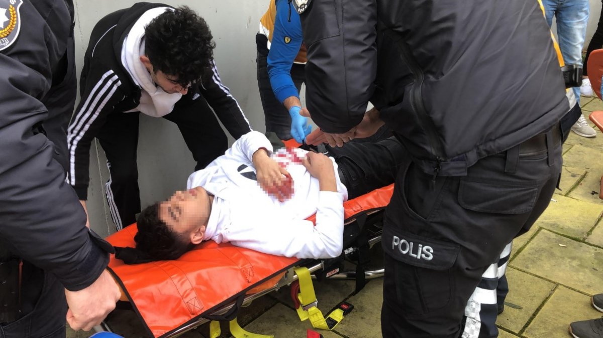 İstanbul'da öğrencilerin okul çıkışı kavgasında kan aktı