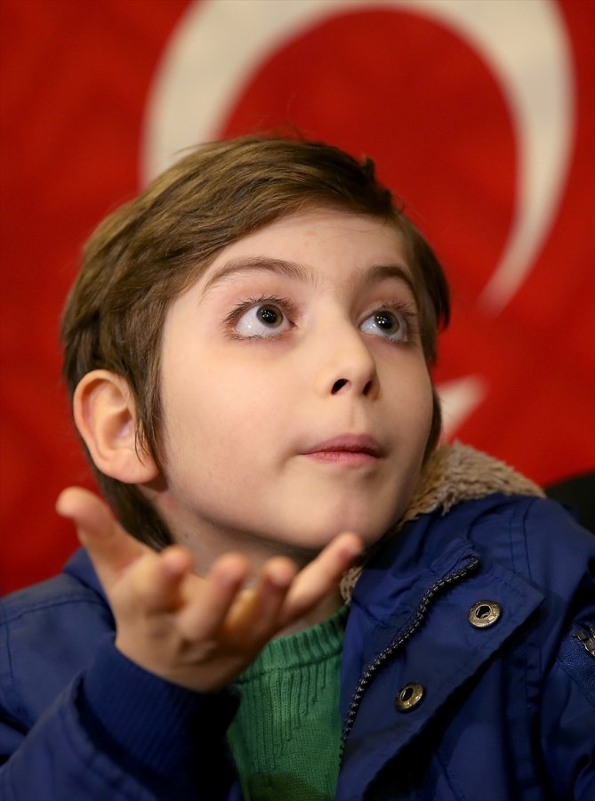 a Felsefe kitapları okuyan Atakan'ın hedefi büyük