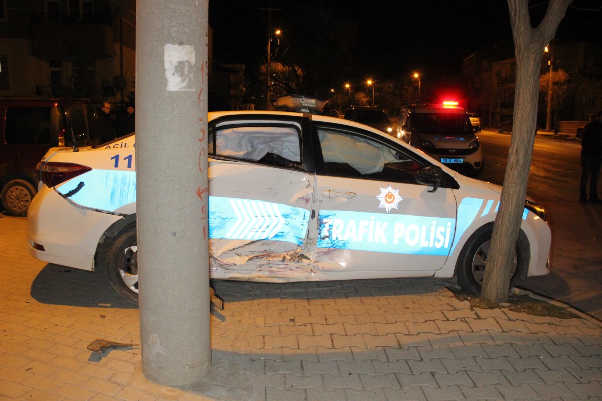 Karaman'da polis aracına otomobil çarptı