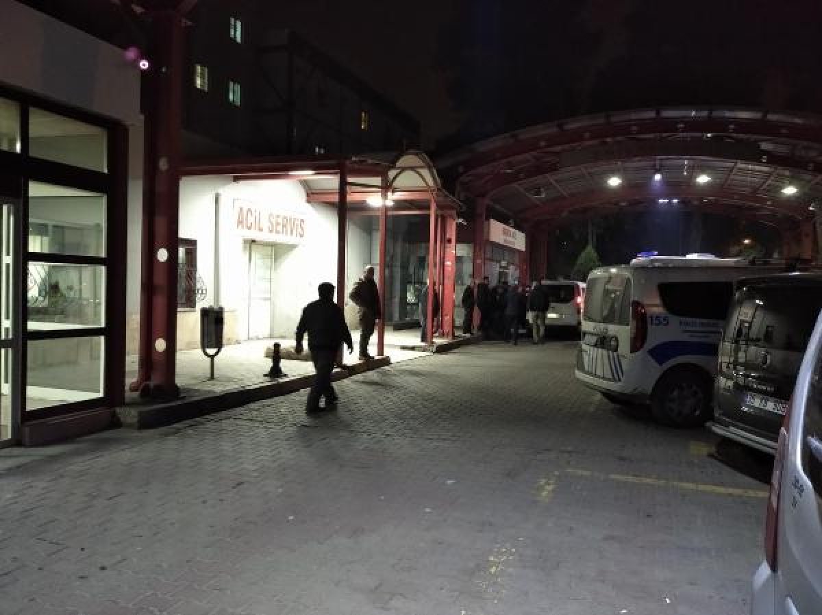 d İzmir'de 16 yaşındaki genç tartıştığı kişiyi bıçakladı