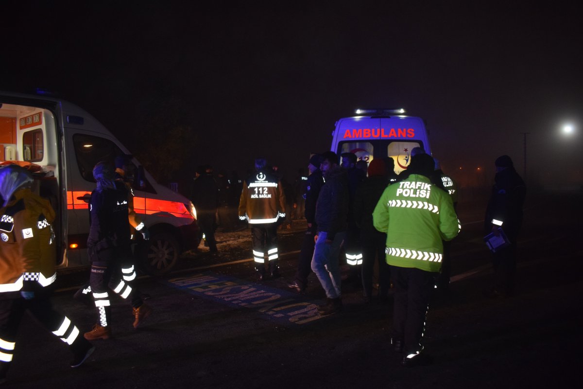 Malatya'da içinde 4 kişinin olduğu araç gölete uçtu