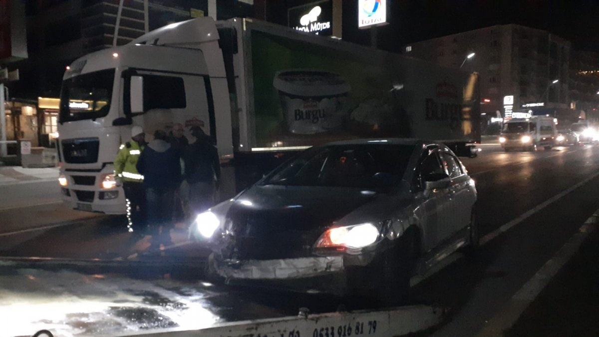 Uşak'ta alkollü sürücü tıra çarptı