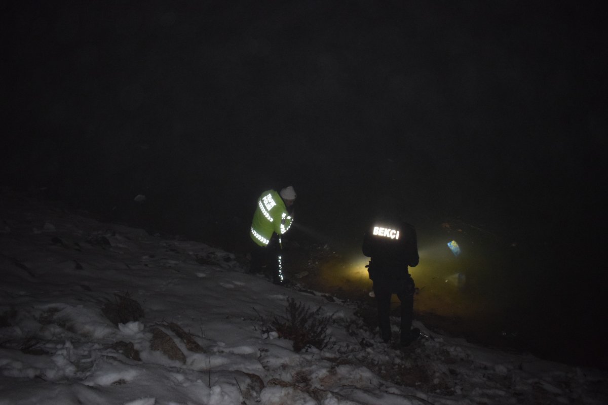 Malatya'da içinde 4 kişinin olduğu araç gölete uçtu