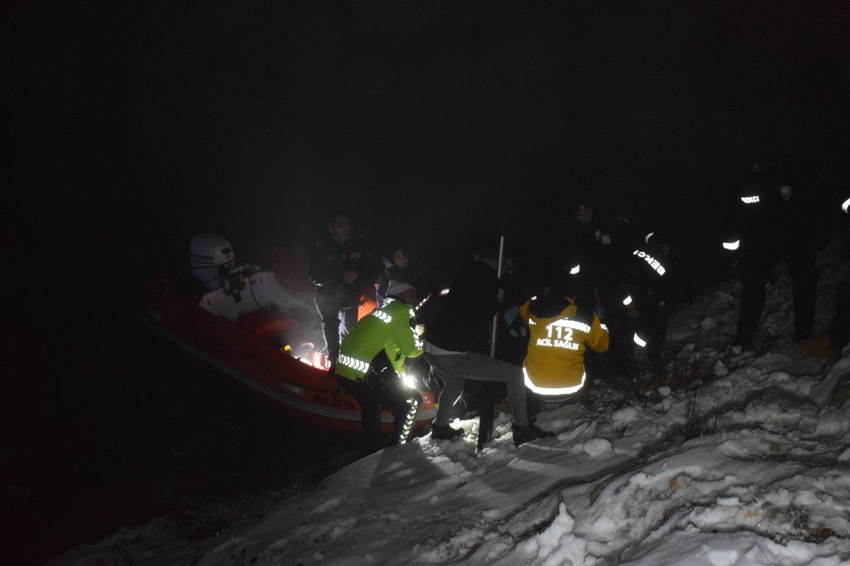 Malatya'da içinde 4 kişinin olduğu araç gölete uçtu