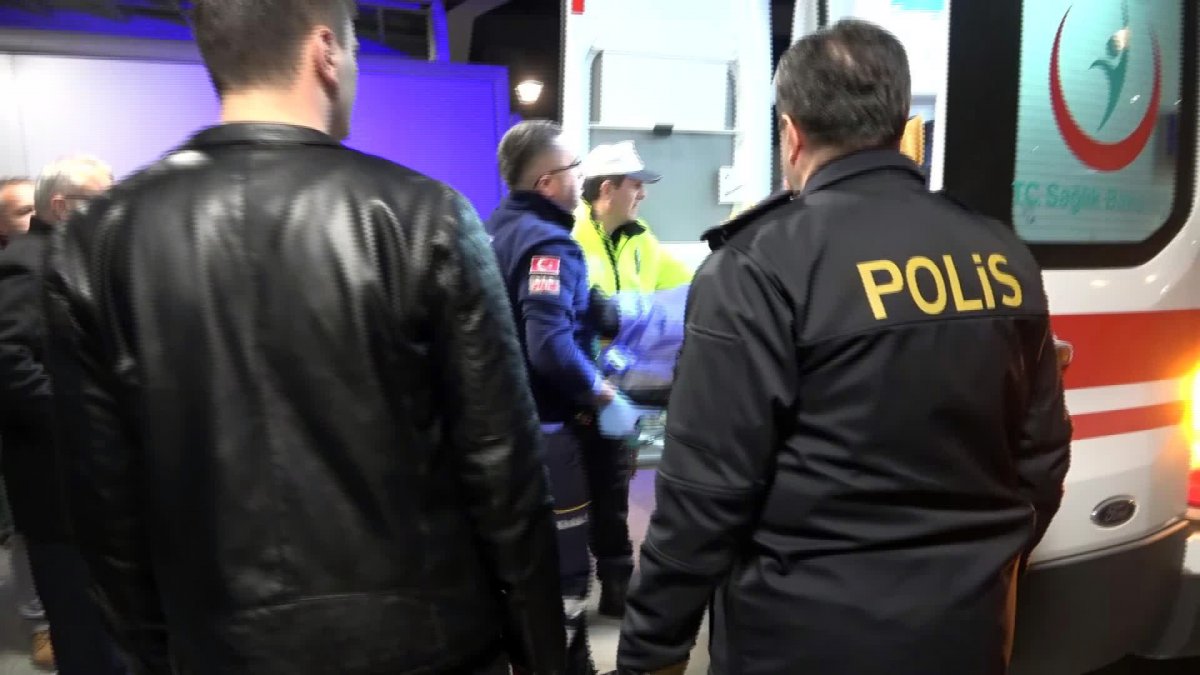 i Denizli'de bir araç trafik polisine çarptı