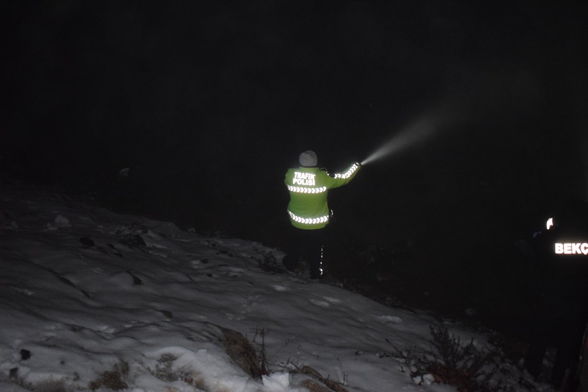 Malatya'da içinde 4 kişinin olduğu araç gölete uçtu