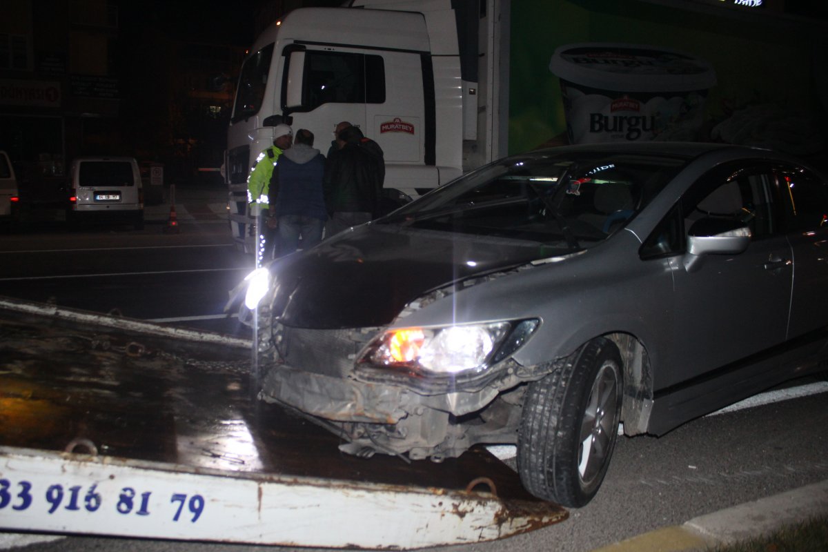 Uşak'ta alkollü sürücü tıra çarptı