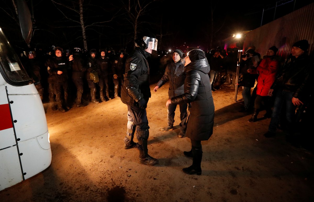 R Ukrayna'da halk Çin'den tahliye edilenleri protesto etti
