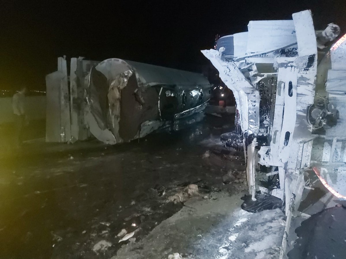 i Gaziantep'te zift yüklü iki kamyon kaza yaptı