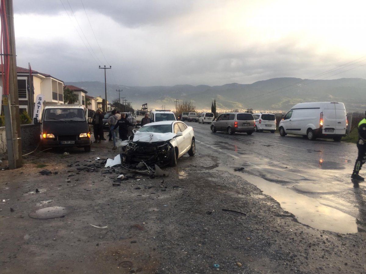 Aydın'da kamyonet ile otomobil çarpıştı