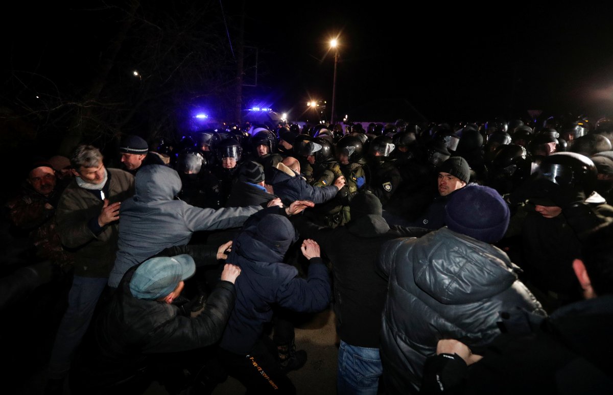 R Ukrayna'da halk Çin'den tahliye edilenleri protesto etti