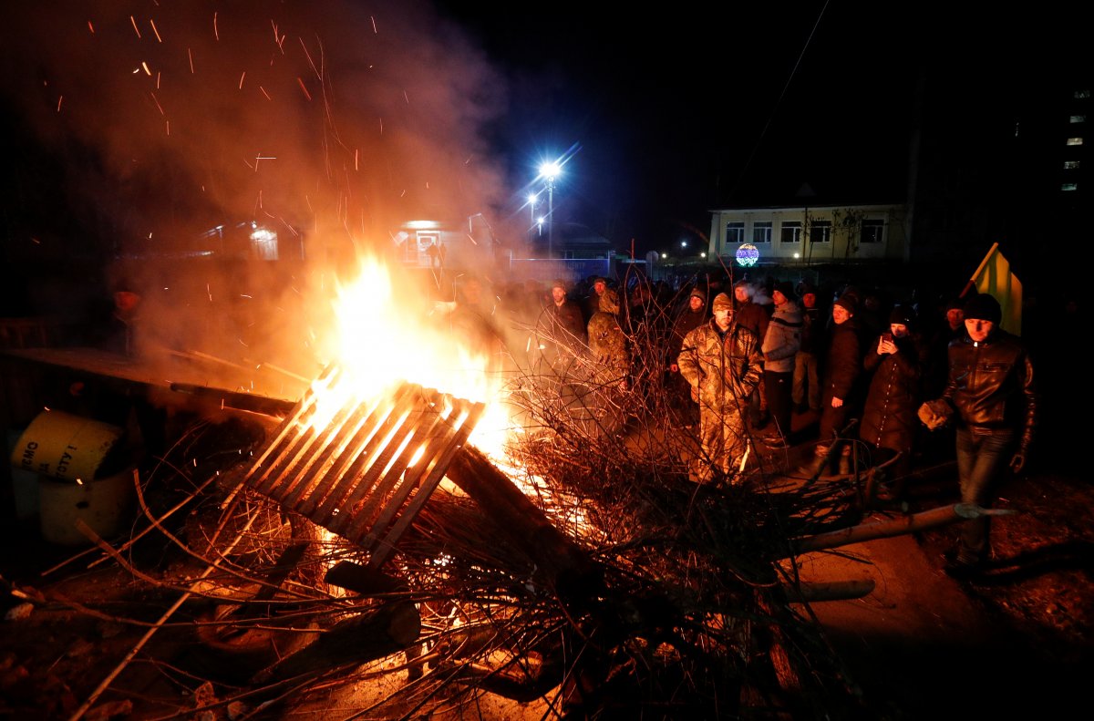 R Ukrayna'da halk Çin'den tahliye edilenleri protesto etti
