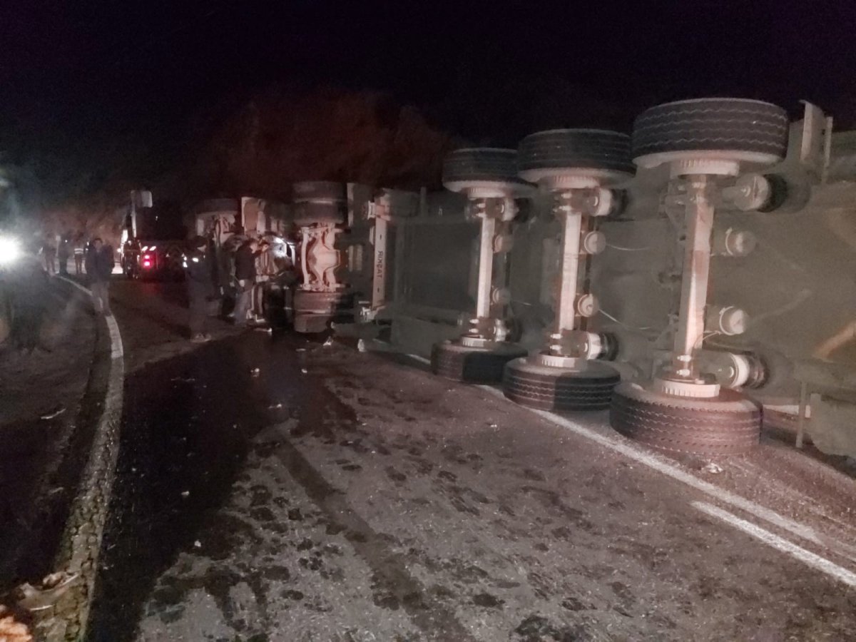 i Gaziantep'te zift yüklü iki kamyon kaza yaptı