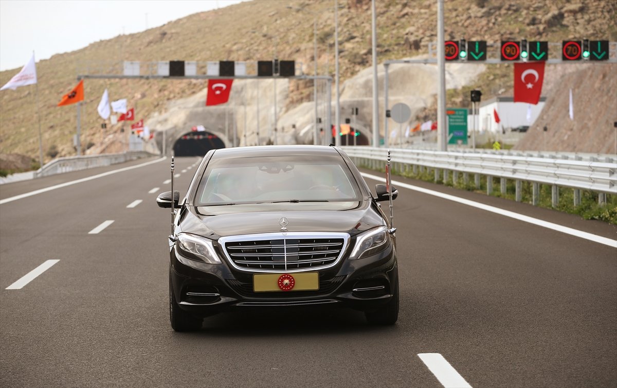 a Cumhurbaşkanı Erdoğan, yeni otoyolda test sürüşü yaptı