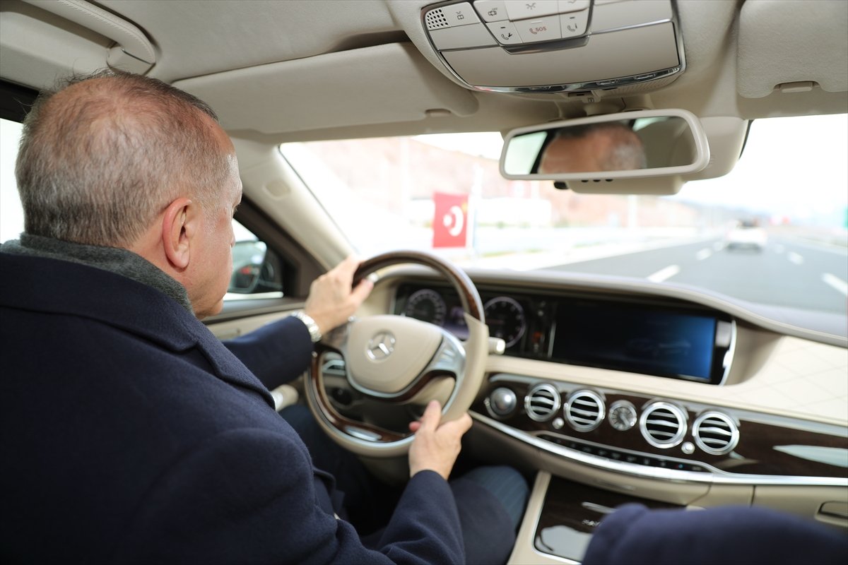 a Cumhurbaşkanı Erdoğan, yeni otoyolda test sürüşü yaptı