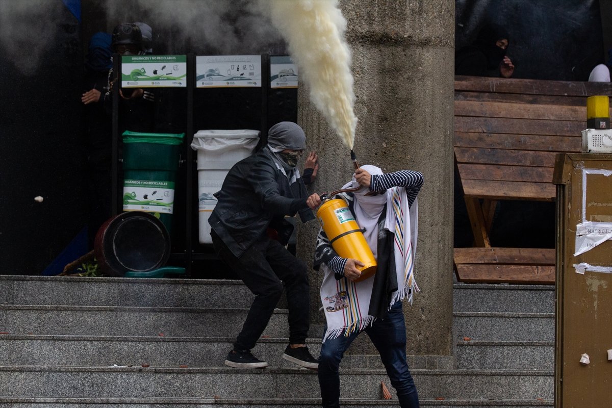 Kolombiya'da öğrenciler polisle çatıştı
