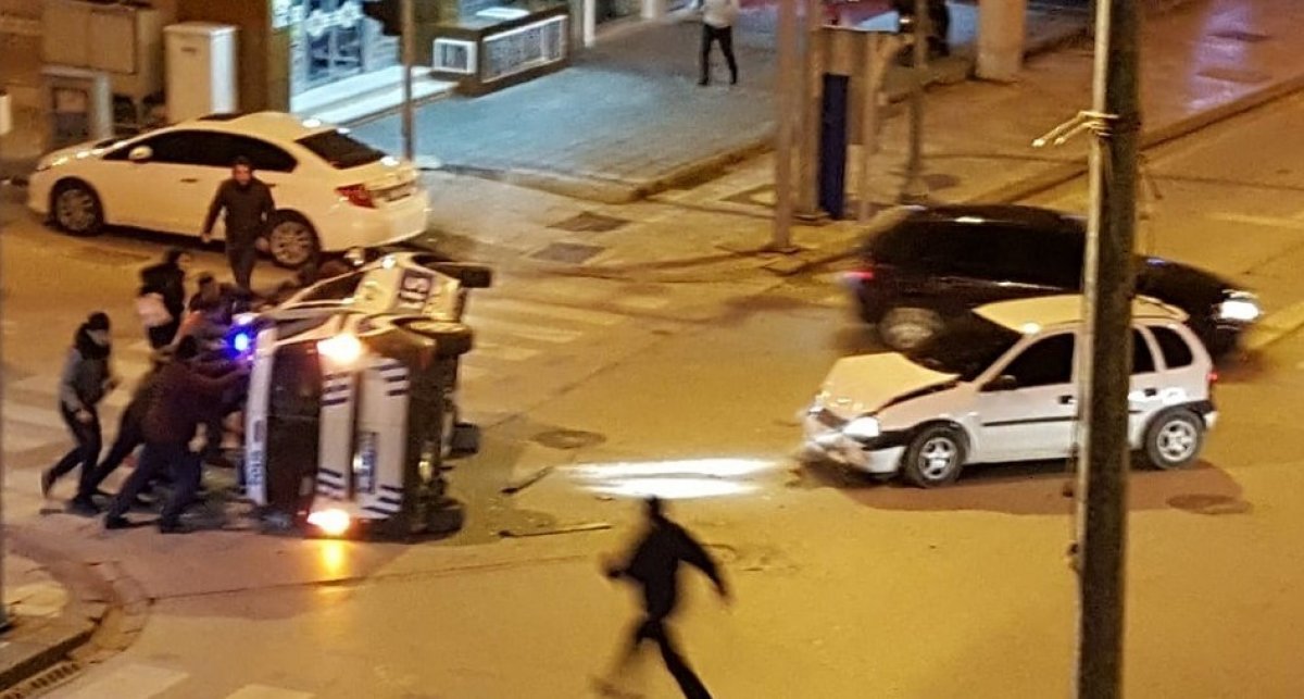 i Kırmızı ışıkta geçti, polis aracına çarptı