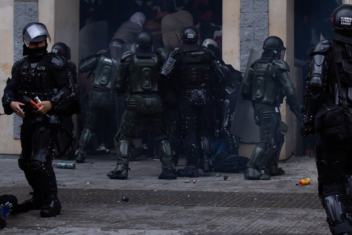 Kolombiya'da öğrenciler polisle çatıştı