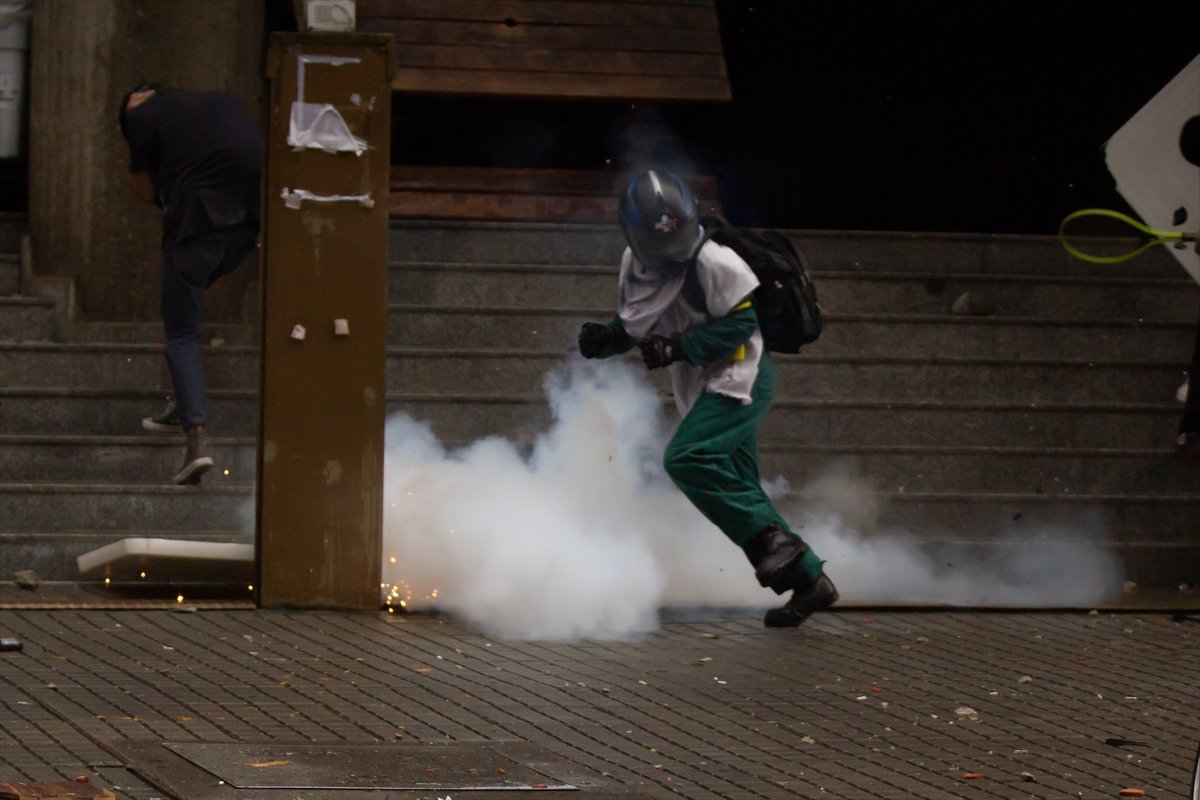 Kolombiya'da öğrenciler polisle çatıştı